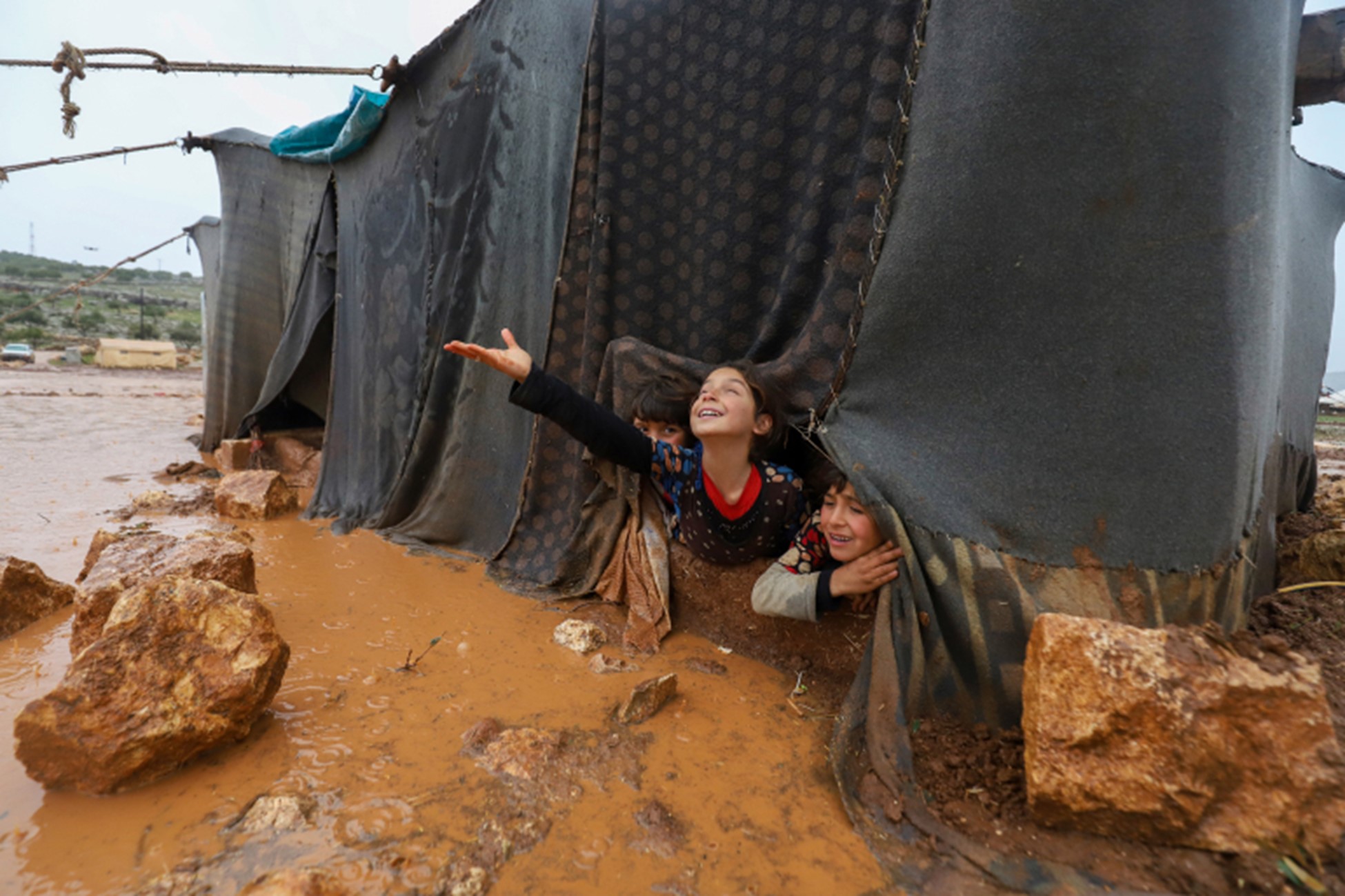 Puluhan ribu orang terkena dampak banjir dahsyat, banyak yang terpaksa tidur di udara terbuka setelah hancurnya tenda darurat.